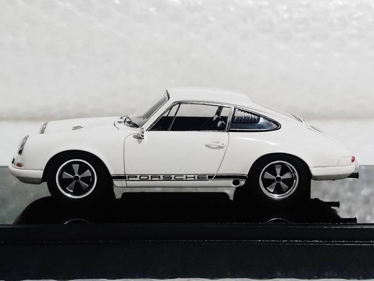 1/43 Make Up VISION Porsche 911R 1967 White/Black stripe VM 1/43 Make Up VISION Porsche 911R 1967 White/Black stripe VM