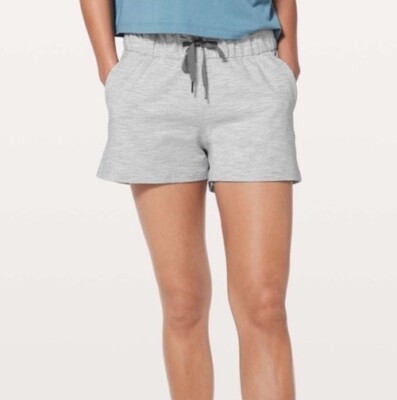 Lululemon On the Fly MR Short 2.5'' Space Nimbus Battleship / Alpine White Sz 10
