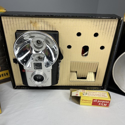 Vintage Kodak Brownie Starflash Camera Outfit With Original Box And EXtra Bulbs - Picture 3 of 7