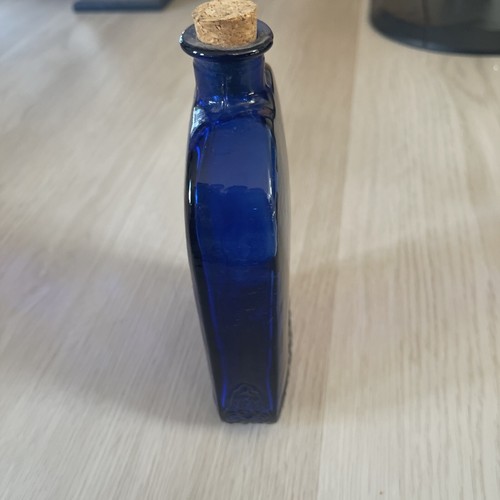 ¡Raro! Botellas de vidrio vintage europeas azul cobalto con patrón floral en relieve - Imagen 6 de 8