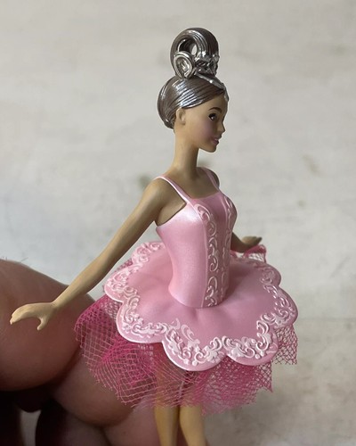 Barbie Adorno Hermosa Bailarina 2021 Sello Recuerdo Ornamento Árbol de Vacaciones - Imagen 4 de 7