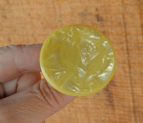 6 VTG Creamy Yellow Pearl Plastic Celluloid Coat Sweater Buttons 1 3/4" Shank - Picture 4 of 12