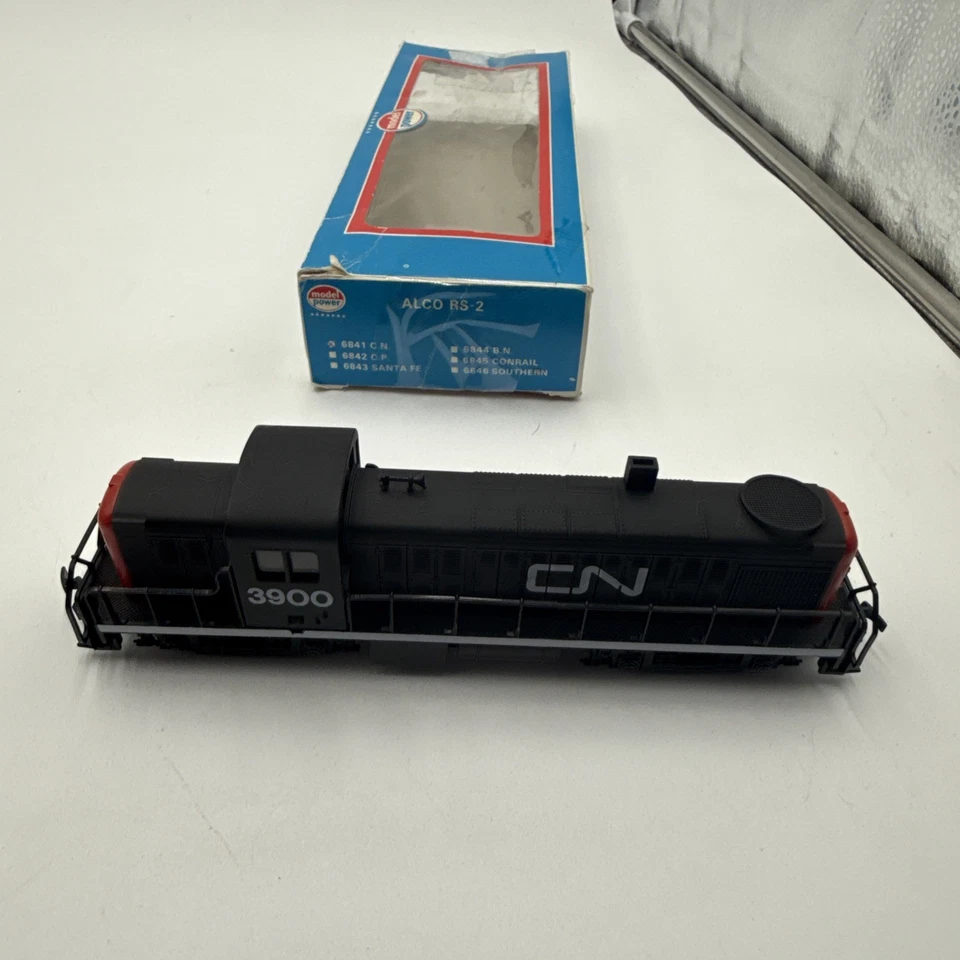 MODEL POWER 6841 HO CANADIAN NATIONAL ALCO RS-2 DIESEL LOCOMOTIVE #3900 - EX++ - Image 2 of 4