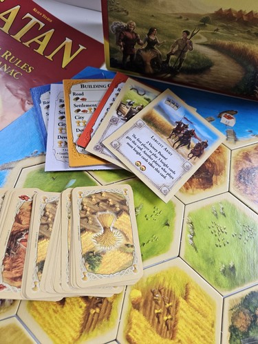 Klaus Teuber's Catan Trade Build Settle 2019 gioco da tavolo completo CN3071 291-19 - Foto 6 di 17