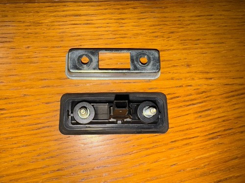 Boot Lid Opening Handle with Cover Skoda Octavia Il OEM 1Z0827574C - Picture 3 of 5