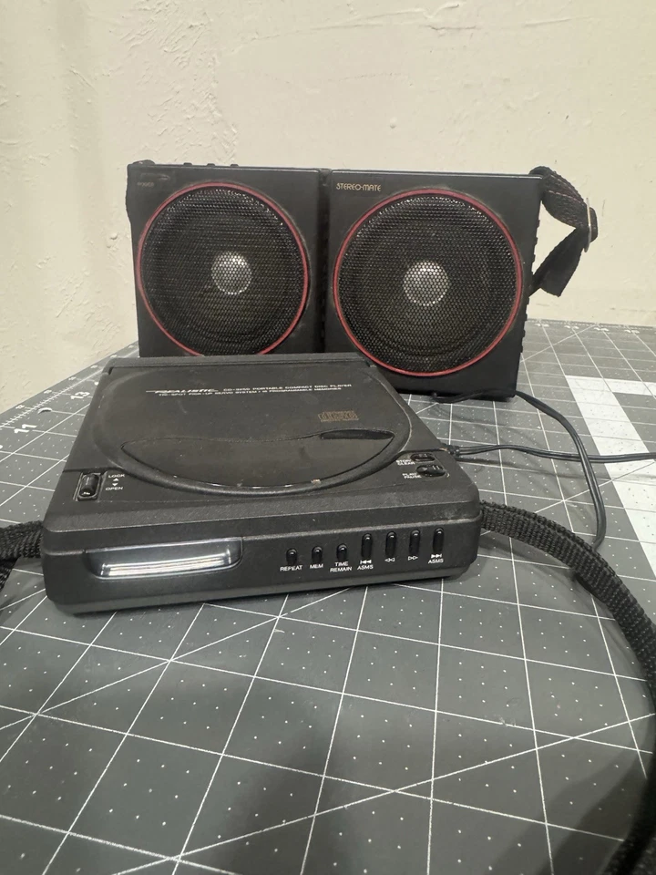 ALTAVOCES ESTÉREO CON ALIMENTACIÓN REALISTAS USADOS EN EXCELENTE ESTADO, PAR cuadrado con reproductor de CD Foto 2 de 4