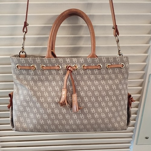 Dooney & Bourke Monogramm Tasche beige abnehmbarer Riemen Stoff Leder Akzente