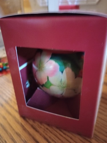 2002 Hallmark " Christmas Floral " Holly Keepsake Glass Ball Ornament QX2963 - Picture 3 of 9