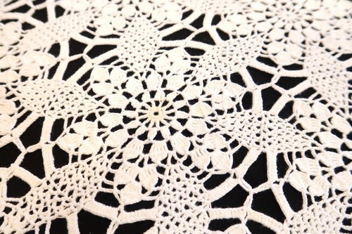 VINTAGE LARGE CROCHET LEAF FLORAL LACE TABLECLOTH - Foto 6 di 7