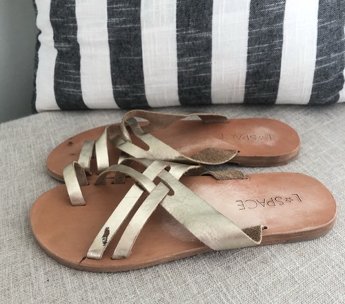 Sandalias L*SPACE by Cocobelle Shore Break oro con tiras metálicas extensiones 39/9 - Imagen 7 de 8