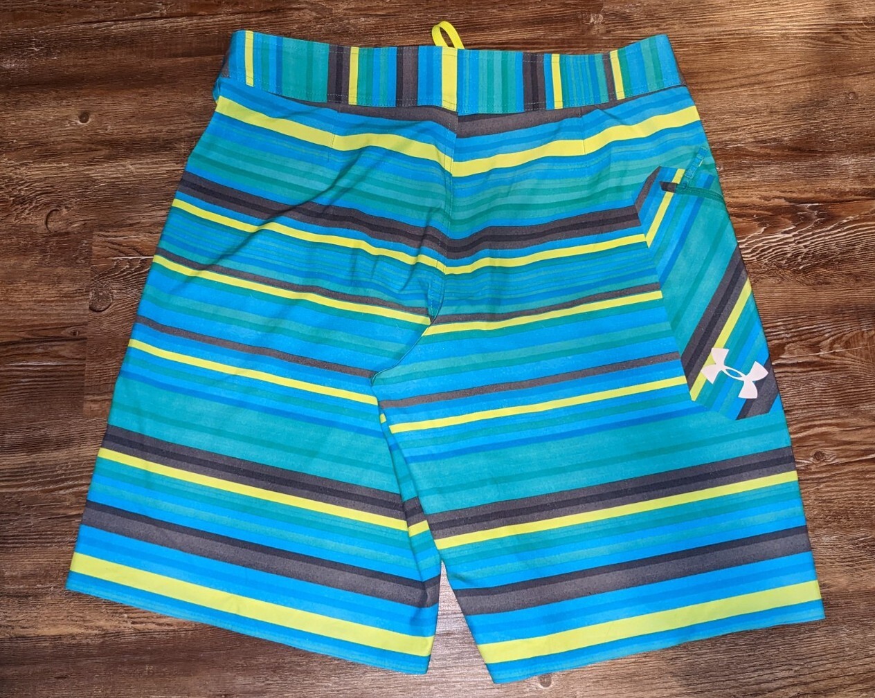Under Armour mens loose fit striped board shorts swim… Gem
