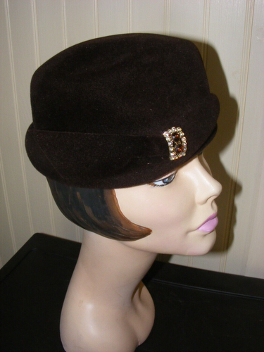 50S DAMENMÜTZE BRAUN KAPUZE FELZ FILZ STRASS AKZENT VINTAGE MILLINERY 21 1/2 ZOLL - Bild 7 von 12