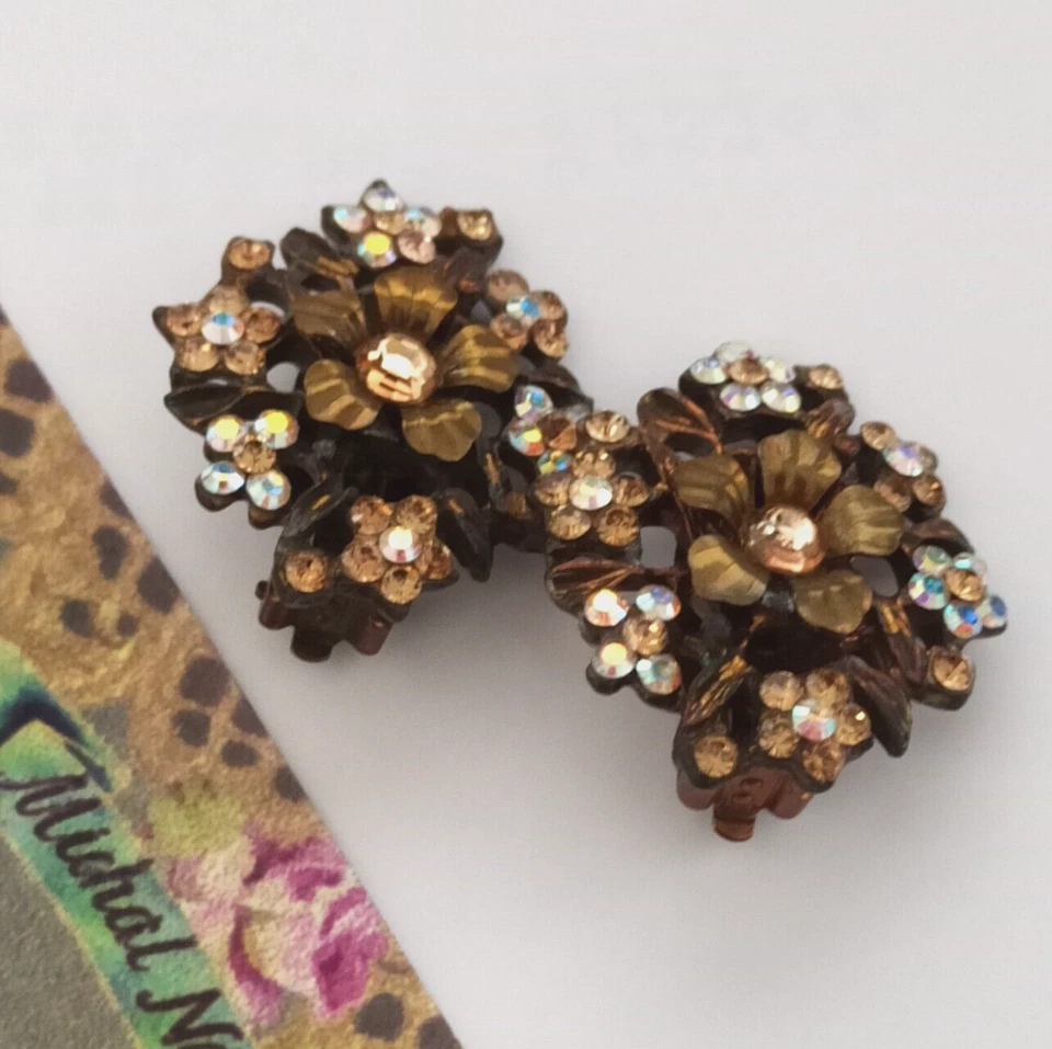 Pendientes Clip Michal Negrin Aurora Boreal Botón Beige Cristales Grandes Florales Foto 3 de 4