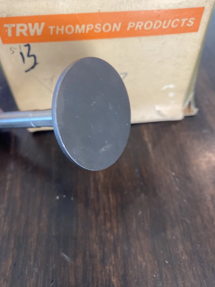 Válvula de escape Cadillac 1458664 331 1952 serie 62 DeVille Fleetwood 52 solo GM  Foto 3 de 4