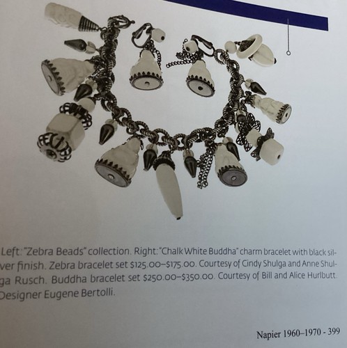 Pulsera y pendientes Napier Asian años 60 blanco tiza vidrio leche BUDA 17 dijes - Imagen 18 de 18