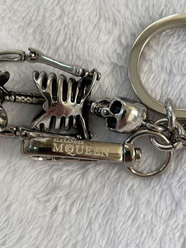 Alexander Mcqueen Llavero Esqueleto Metal Plateado Mosquetón Raro Logo Grabado - Imagen 6 de 24