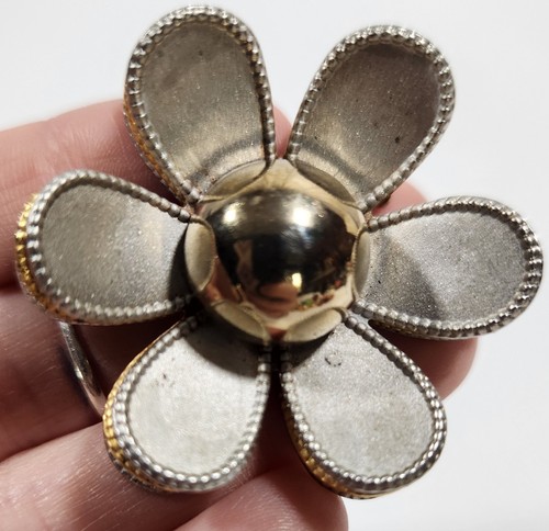 Spilla vintage margherita a strati tono oro/argento metallo spilla metallica RARA - Foto 2 di 4