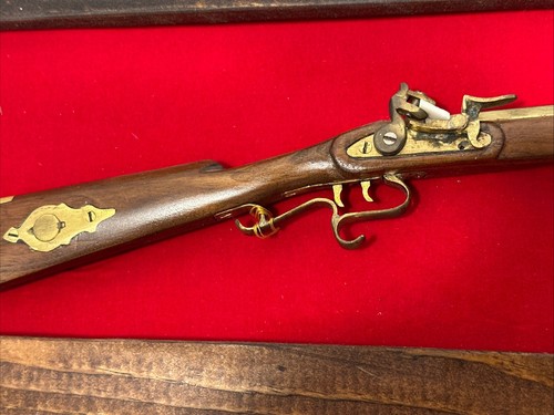 1/4 Scale replica Gun Firearms Framed Displays Rem. Model, 17 Hawken .50 Cal. - Picture 6 of 10