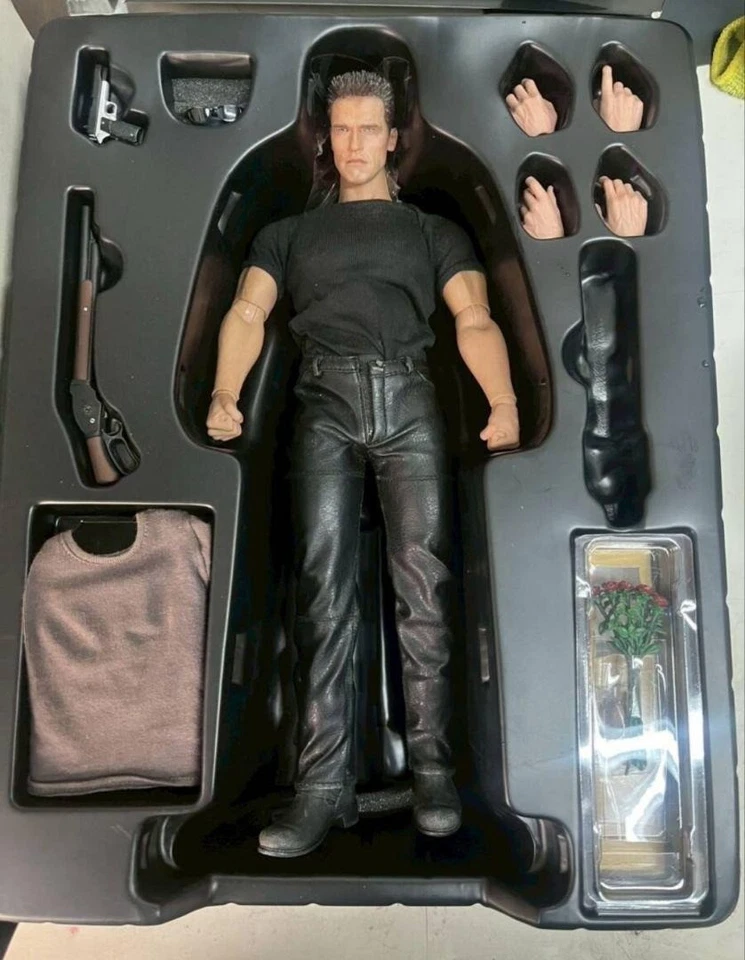 Hot Toys T2 Terminator 2 Judgment Day T-800 1/6 Action Figure MMS117 - Image 3 of 4