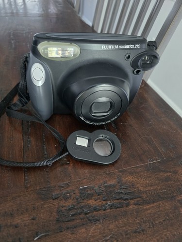 Fujifilm Instax 210 analoge Großbildformat-Sofortbildkamera mit Trageriemen
