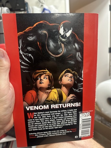 ULTIMATE SPIDER-MAN, VOL. 21: La guerra de los simbiontes por Brian Michael Bendis en muy buena condición - Imagen 2 de 2