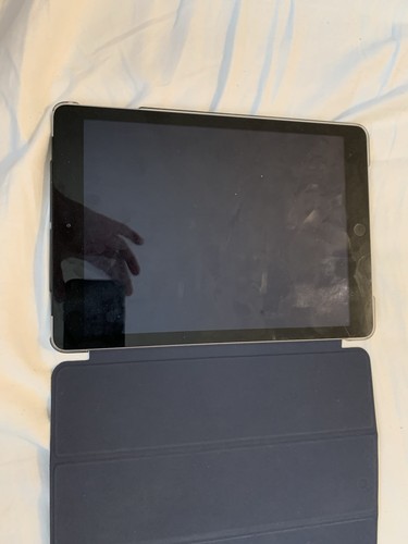 Apple iPad 5. Gen. 32GB, WLAN, 24,64 cm, (9,7 Zoll) - Spacegrau - Bild 1 von 2