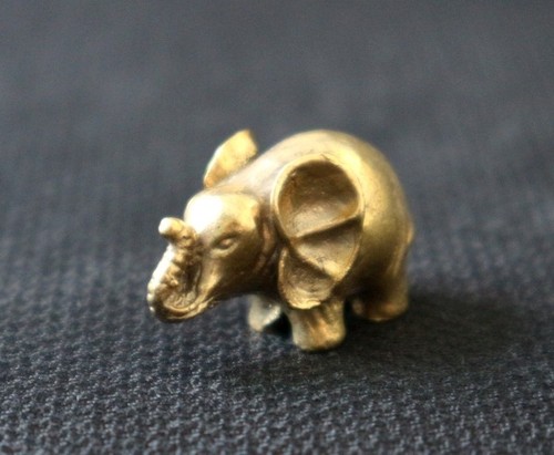 1 TRUNK UP FENG SHUI MINI BRASS THAI ELEPHANT GOOD LUCK ANIMAL FIGURE HOME DECOR - Picture 1 of 3