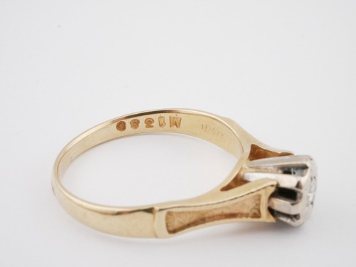 Vintage 1976 9ct Hallmarked Gold and Diamond Ring Beautiful Setting - Picture 8 of 9