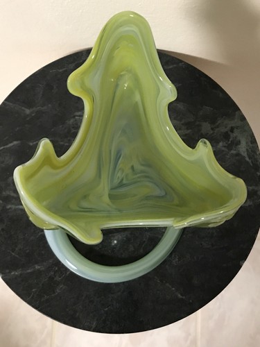 Pieza central de remolino de vidrio artístico verde blanco vintage 9 3/8" de alto - Imagen 6 de 9