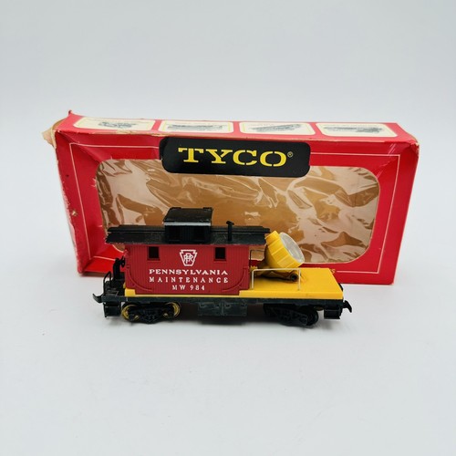Mantua-Tyco HO GP20 Diesel Locomotive Santa Fe #5628 + 3 More In Box Train - Picture 24 of 24