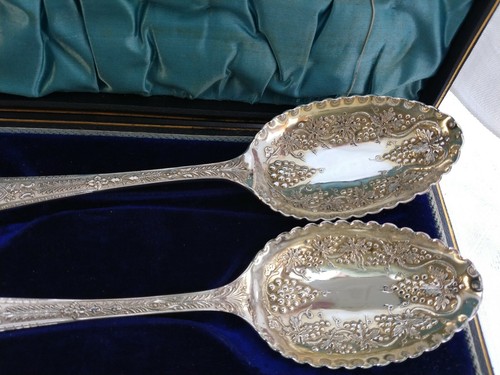Stunning Antique Unused Quality Berry Serving Spoons Gilded Silver Plate Cased - Picture 6 of 6