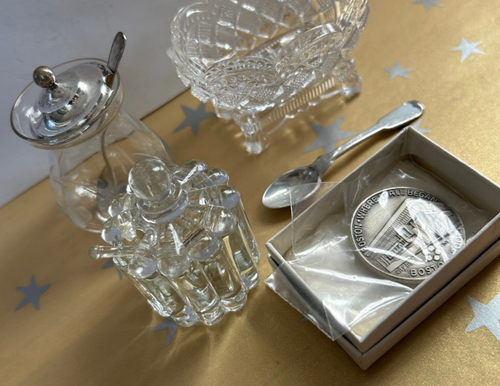LOTE DE PLATOS DE SAL de plata esterlina de vidrio de colección cuchara eapg Boston Tea Party medalla moneda + - Imagen 9 de 10