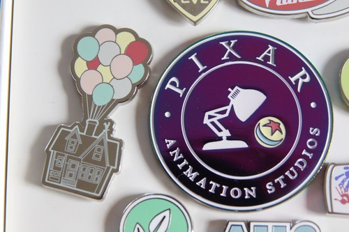 Juego de 8 insignias de Disney 2021 World of Pixar Animation Studios en caja error de impresión - Imagen 5 de 7