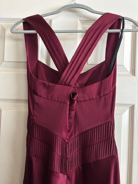 Vestido Calvin Klein Borgoña Seda Hasta el Suelo Talla 4 Espalda Cruzada con Detalle Plisado Foto 2 de 4