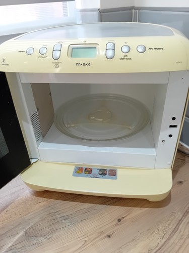 whirlpool microwave 750 Watts space .saver. gc some scratches on the screen. - Picture 6 of 8