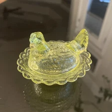 Vtg Mosser glass chick/hen on nest uranium, GLOWS Hen top comb may be chipped