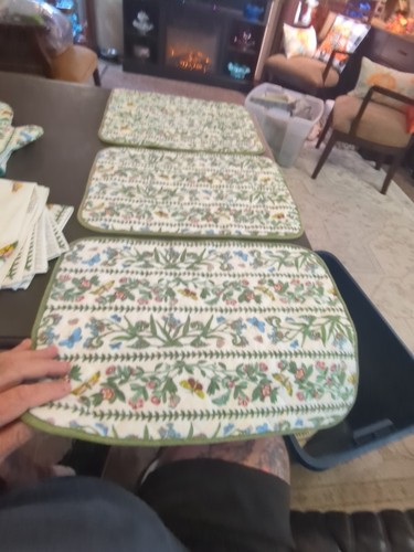 Portmeirion Textiles oven mitts, Napkins, Place Mats Table Runner - Picture 8 of 9