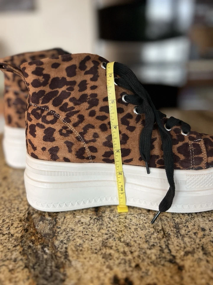 Zapatillas altas de plataforma con estampado de leopardo Foto 2 de 4