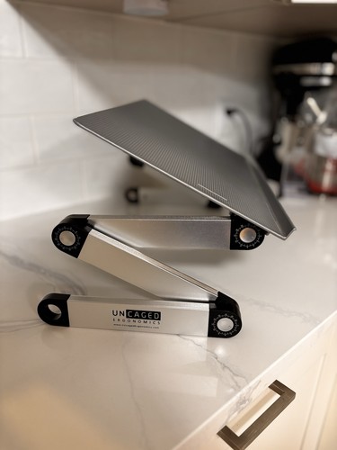 UNCAGED ERGONOMICS ADJUSTABLE LAPTOP MONITOR LAP STANDING DESK - 第 2/6 張圖片