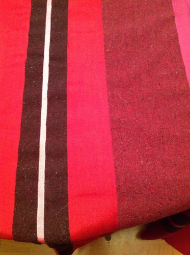 Coperta in fibra naturale 104" x 90" usata a righe con fronzoli rosso rosa bianco bordeaux - Foto 8 di 12