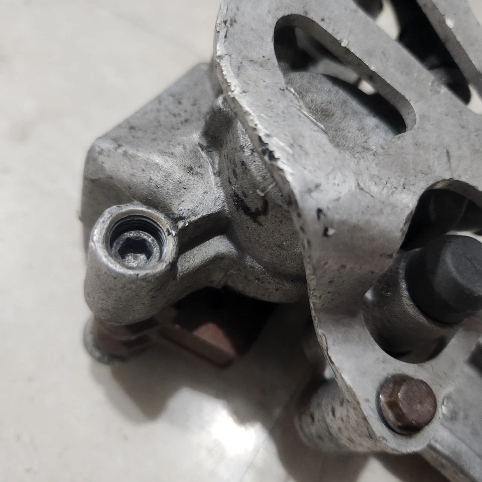 Pinza de freno trasera genuina OEM 69100-37F20-999 2001-2003 SUZUKI RM125 RM250 Foto 4 de 4