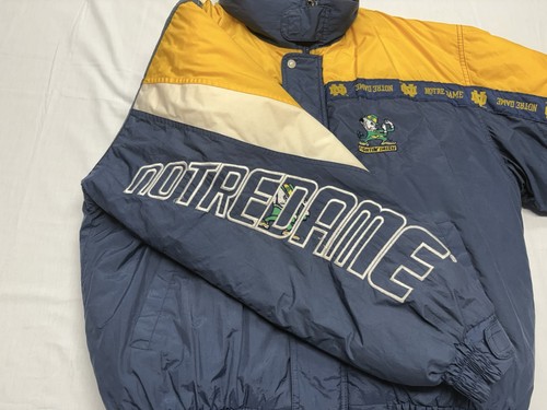 Chaqueta acolchada Notre Dame Fighting Irish NCAA de colección oficial irlandesa años 90’s talla XL - Imagen 4 de 10