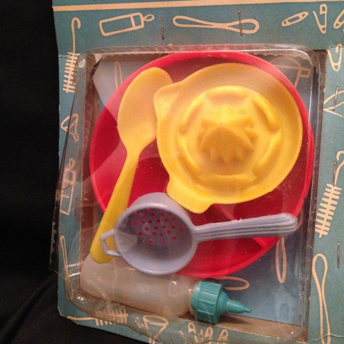 Muñecas Botella de Plástico Plato Colador Cuchara Ranurada Casa de Juguete 1947 Nuevo en Caja De Colección - Imagen 3 de 6