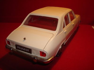 Peugeot 504 Joustra jouet ancien tôle et plastique AVEC FRICTION Rouge