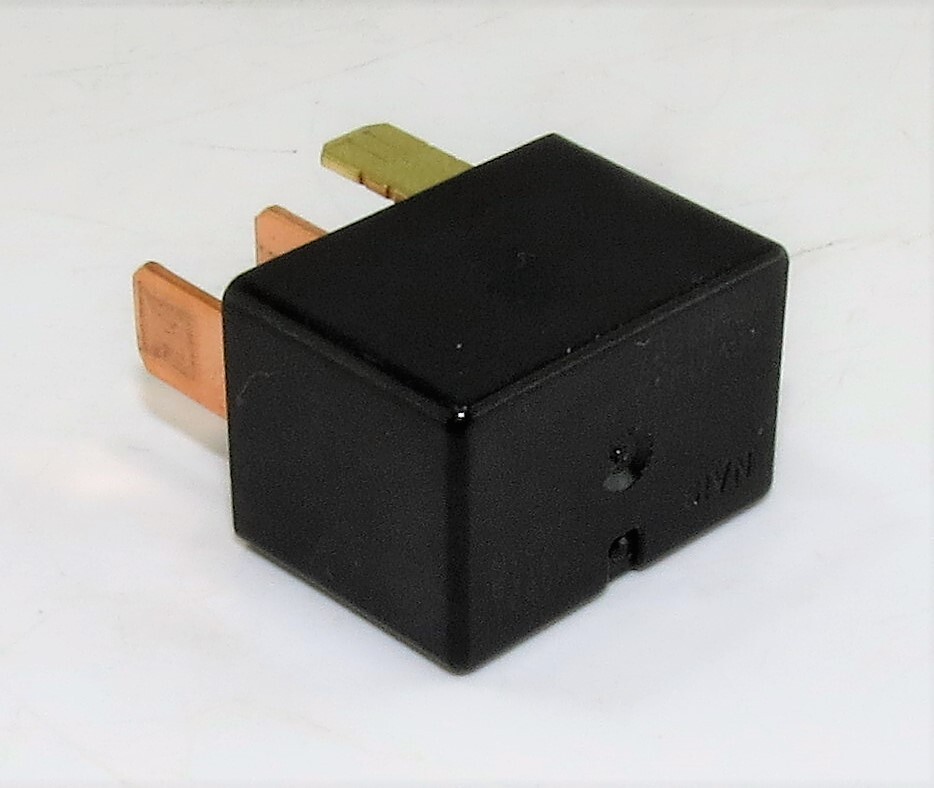 Genuine Mitsubishi Multiuse 4-Blade Black Relay MR588567