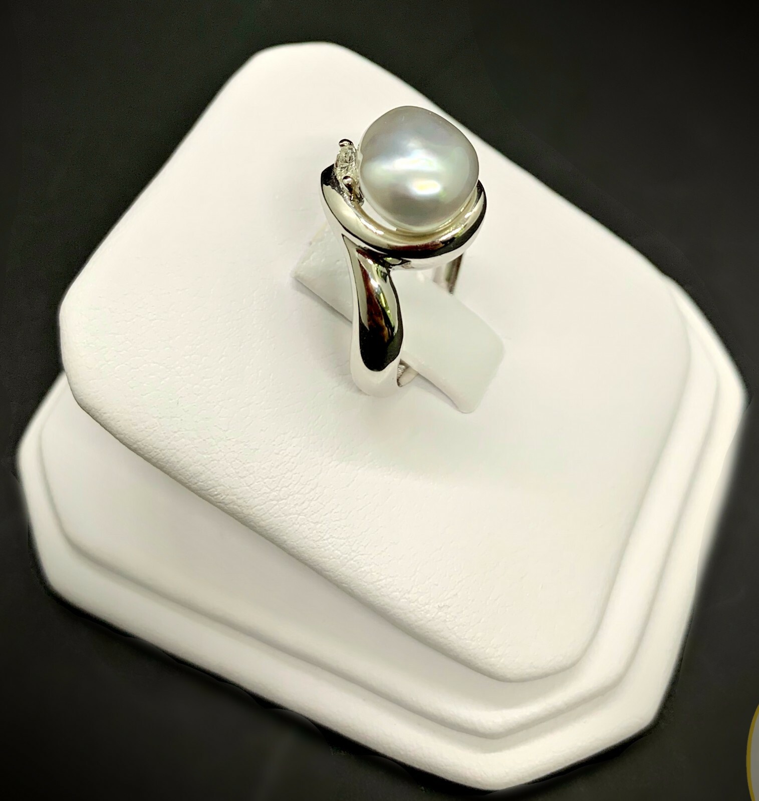 PT900 South Sea Keshi Pearl 9-10mm 1pc, and Marquise Diamond 1pc 0.08ct, Ring