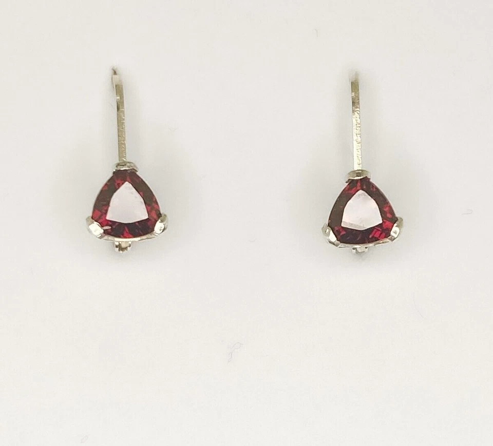 Brincos de prata esterlina com granada de piropo Trillion 5 mm - Imagem 2 de 2