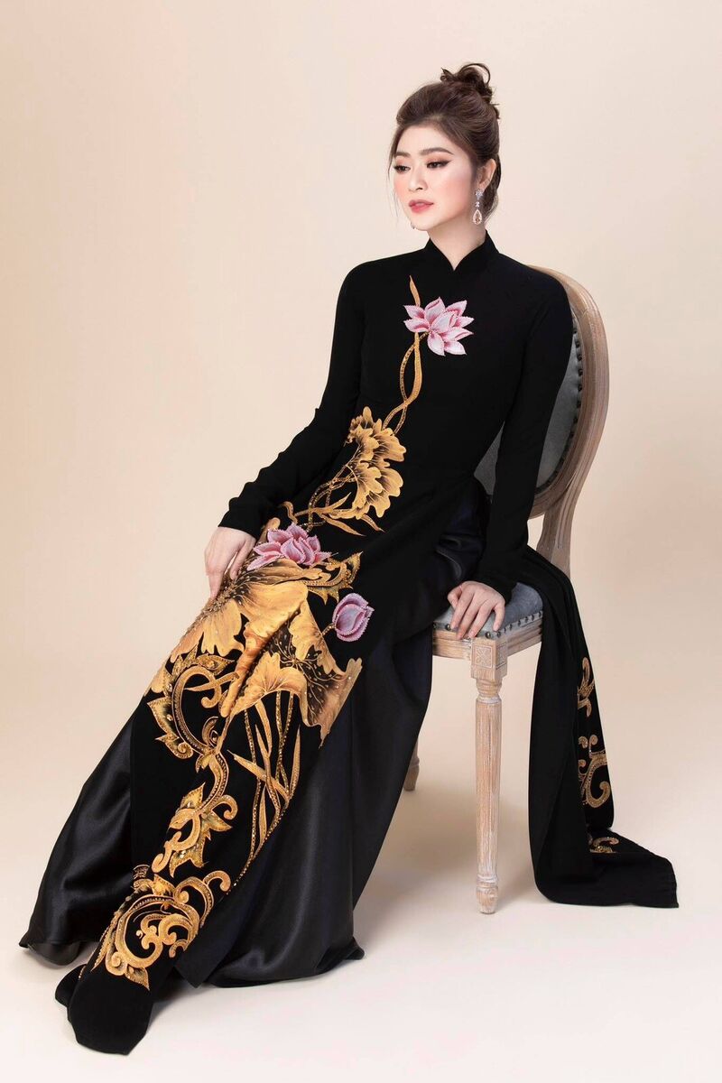 Ao dai Vietnamese lua Nhat den in 6D hoa sen ket da o co size 4XL, quan nau dong Ao dai Vietnamese lua Nhat den in 6D hoa sen ket da o co size 4XL, quan nau dong