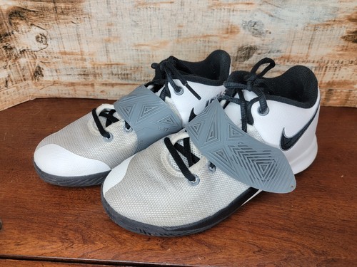 Excelente Nike Blanco Negro Kyrie Flytrap 3 BQ5621-102 Niños Talla 2.5Y - Imagen 1 de 11