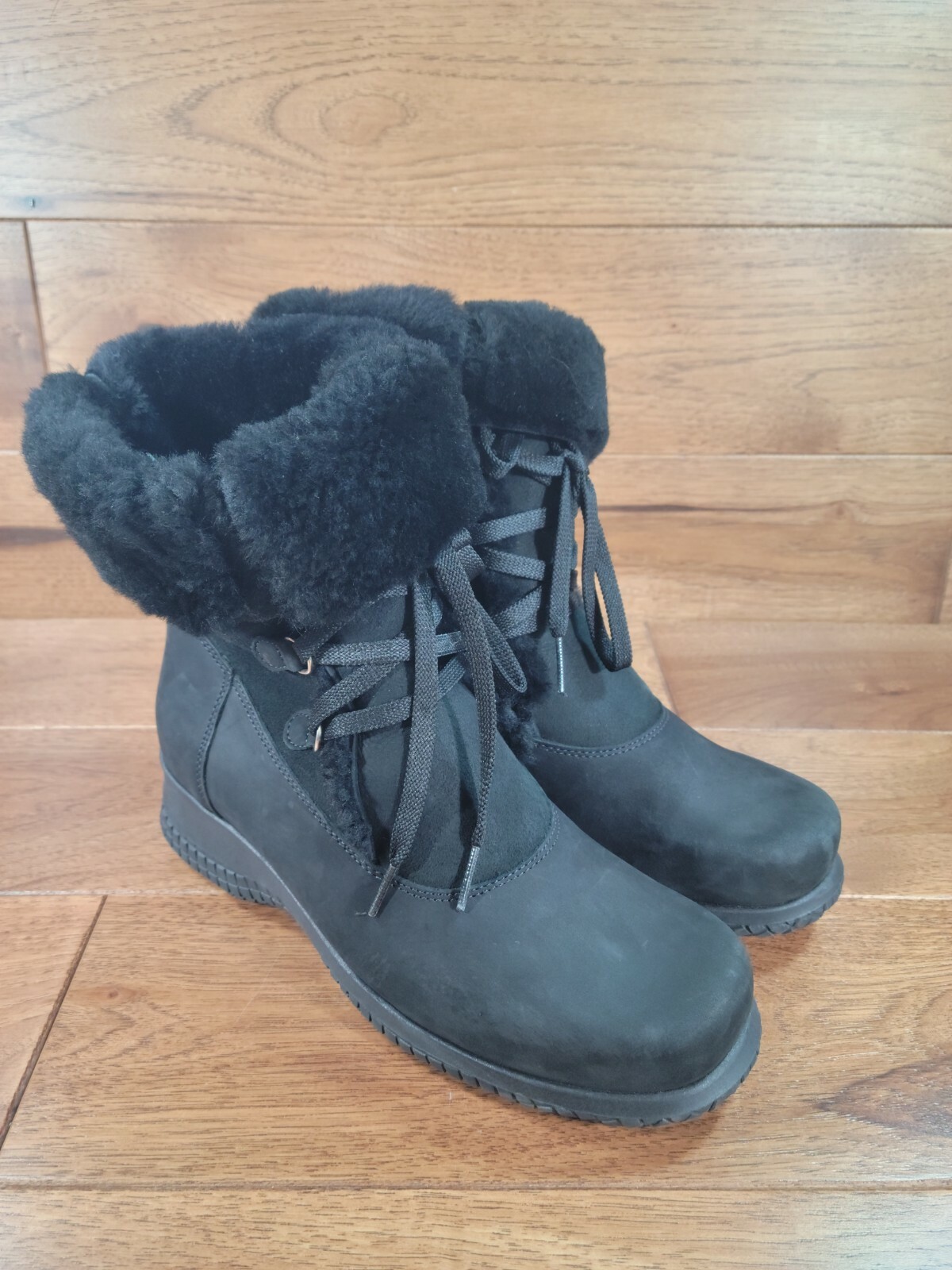 LA CANADIENNE Womens Black Suede 